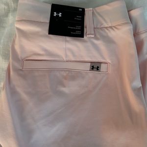 NWT - Size 38
UNDER ARMOUR
Iso-chill Tapered 9" Shorts